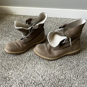 Sherpa Timberlands, barely used. Size 9.5!